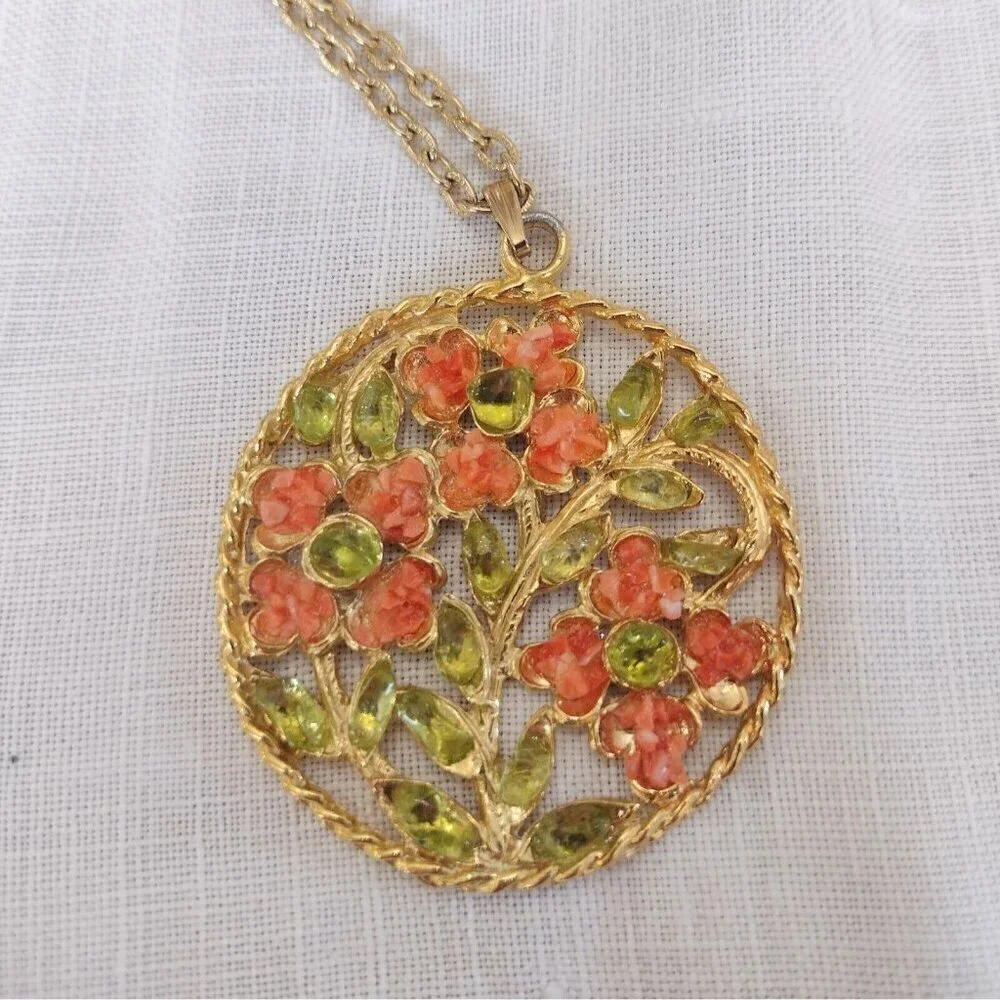 Vintage Crushed Coral & Green Stone Pendant Floral Flowers Gold Tone Necklace